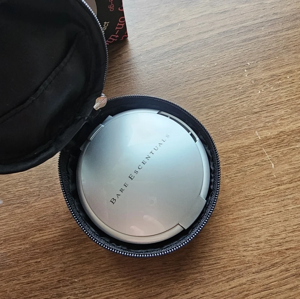NIB Bare Escentuals Bare Minerals Silver Refillable Compact Beauty On The Go